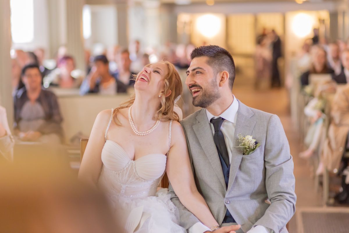 Brautpaar, lachend, Kirche